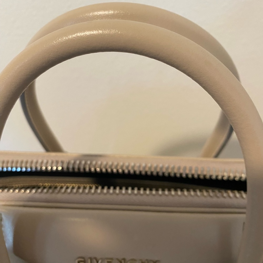 🌟SOLD🌟 Gorgeous EUC MEDIUM ANTIGONA in NUDE! - Picture 7 of 15